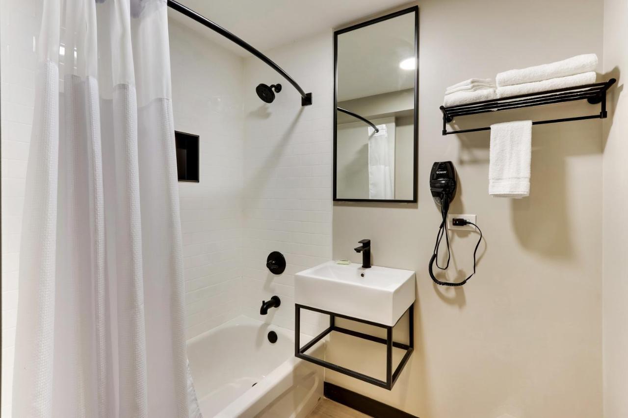 The Shamrock Hotel Cicero Bagian luar foto