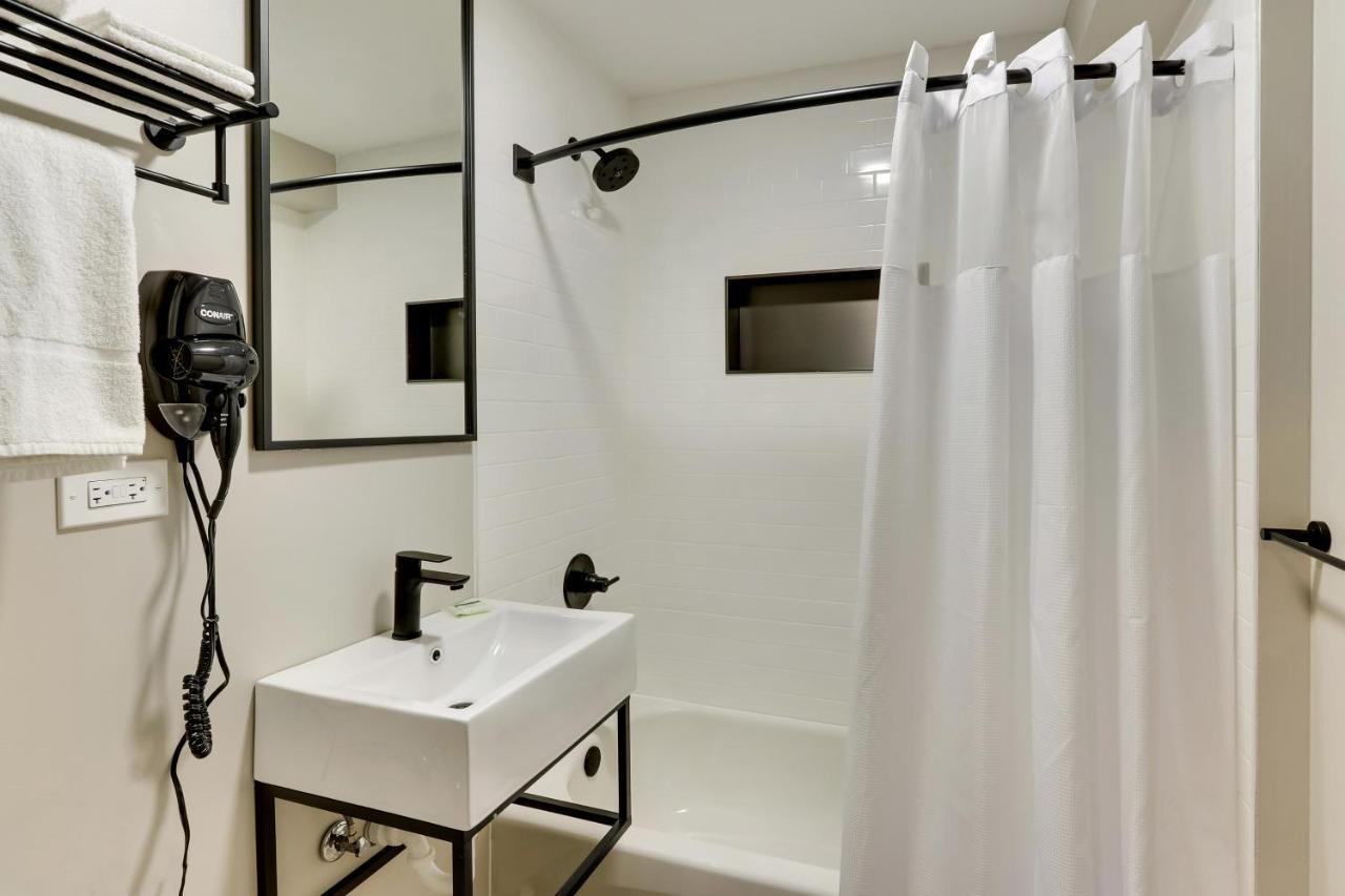 The Shamrock Hotel Cicero Bagian luar foto
